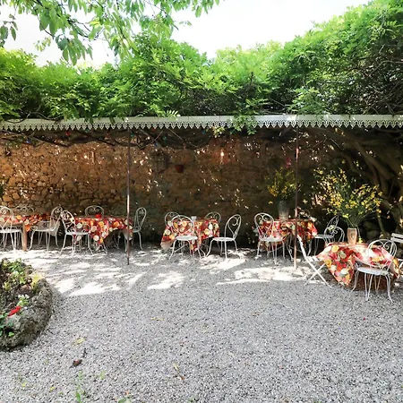 La Roseraie בית הארחה